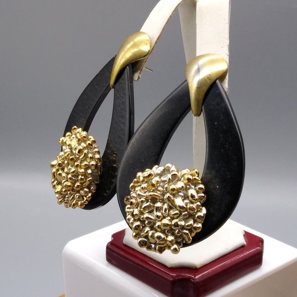 Vintage Teardrop Doorknocker Earrings, Gold Tone and Black with Popcorn Lucite - Picture 3 of 5